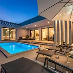 Villa Oasis - Your Luxury Home Away From Home