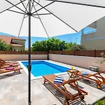 3 Bedroom Amazing Home In Privlaka